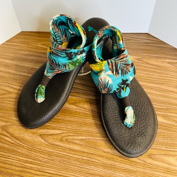 Sanuk Sandals - Picture 1 of 9
